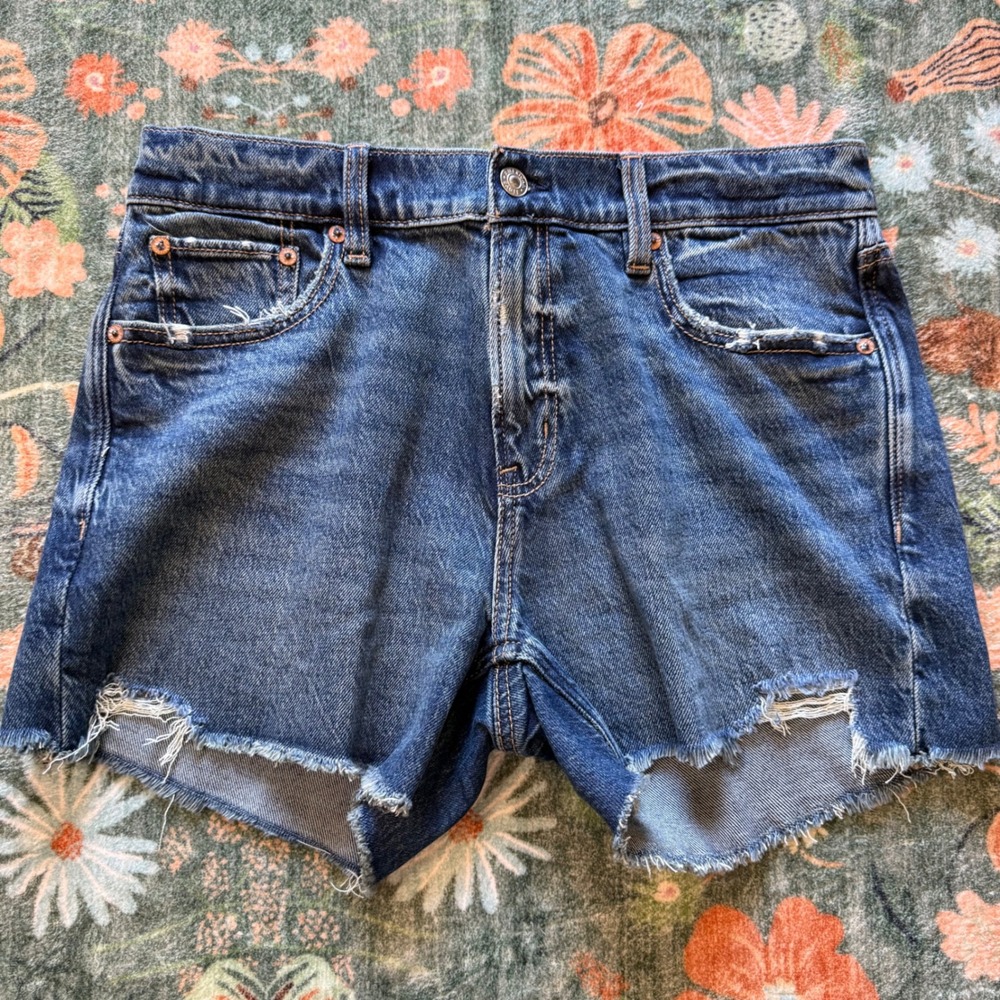 American Eagle Ex-Boyfriend Denim Shorts Medium Wash Raw Hem Size‎ 2 Stretch